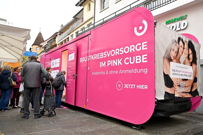 PINK CUBE heute in Baden: Brustkrebsvorsorge auf dem Schlossbergplatz