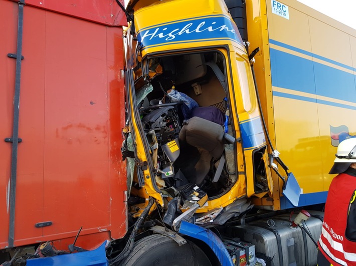 POL-VER: ++Wieder schwerer Unfall am Stauende - Lkw-Fahrer stirbt in den Trümmern seines Führerhauses++