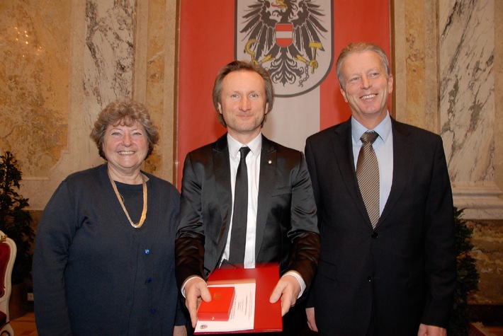 Bundespräsident Dr. Heinz Fischer verleiht an Mag. Thomas Kloibhofer,
Competence Call Center, das Goldene Ehrenzeichen