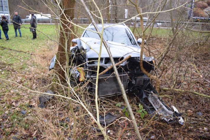 POL-HI: Verkehrsunfall mit 3 leicht Verletzten Anschlußstelle Derneburg - Zeugenaufruf-