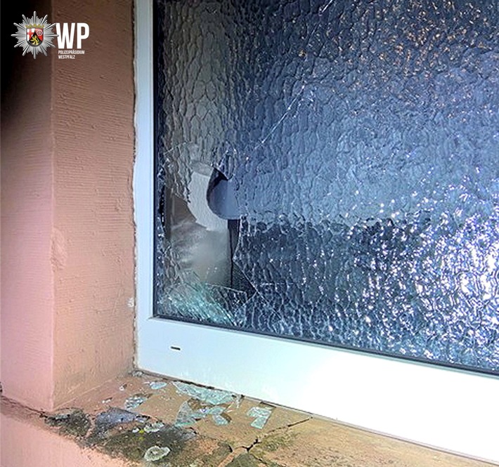 POL-PDKL: Fensterscheibe mutwillig demoliert