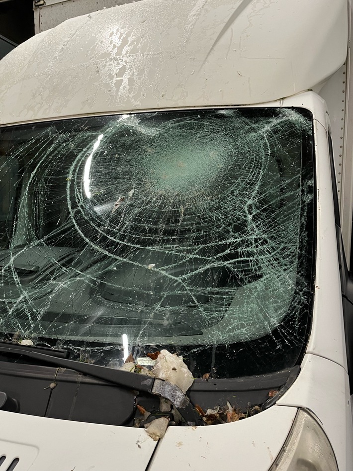 POL-SU: Schnee auf Lkw geworfen / Polizei sucht Zeugen