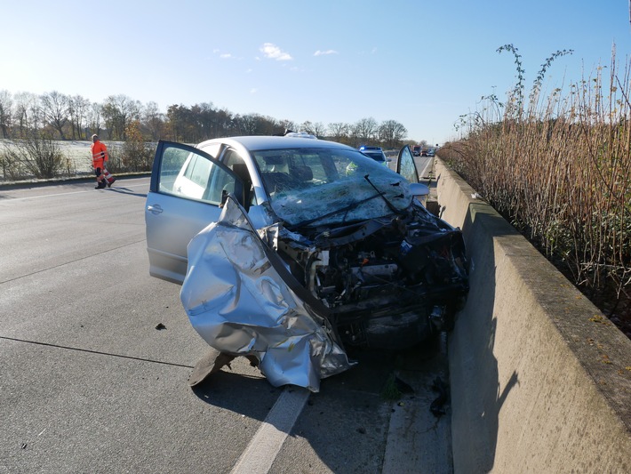 POL-ROW: ++Unfall mit drei Fahrzeugen und einer schwer verletzten Person auf A1 Richtungsfahrbahn Hamburg++