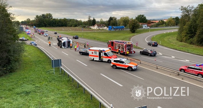 POL-PDNW: Polizeiautobahnstation Ruchheim - Lkw Unfall auf der B9 - aktuelle Vollsperrung