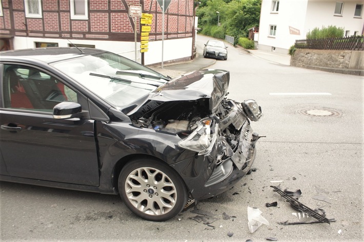 POL-HX: Haltendes Auto übersehen: 12.000 Euro Schaden