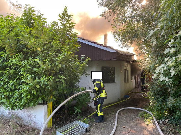 POL-PDNW: Brand eines Gartenhauses