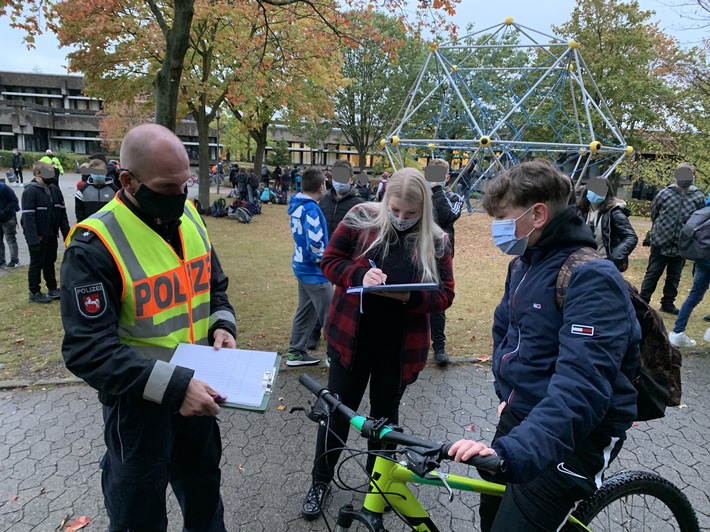 POL-GS: Dunkle Jahreszeit - 42 Fahrräder am Schulzentrum Goldene Aue kontrolliert