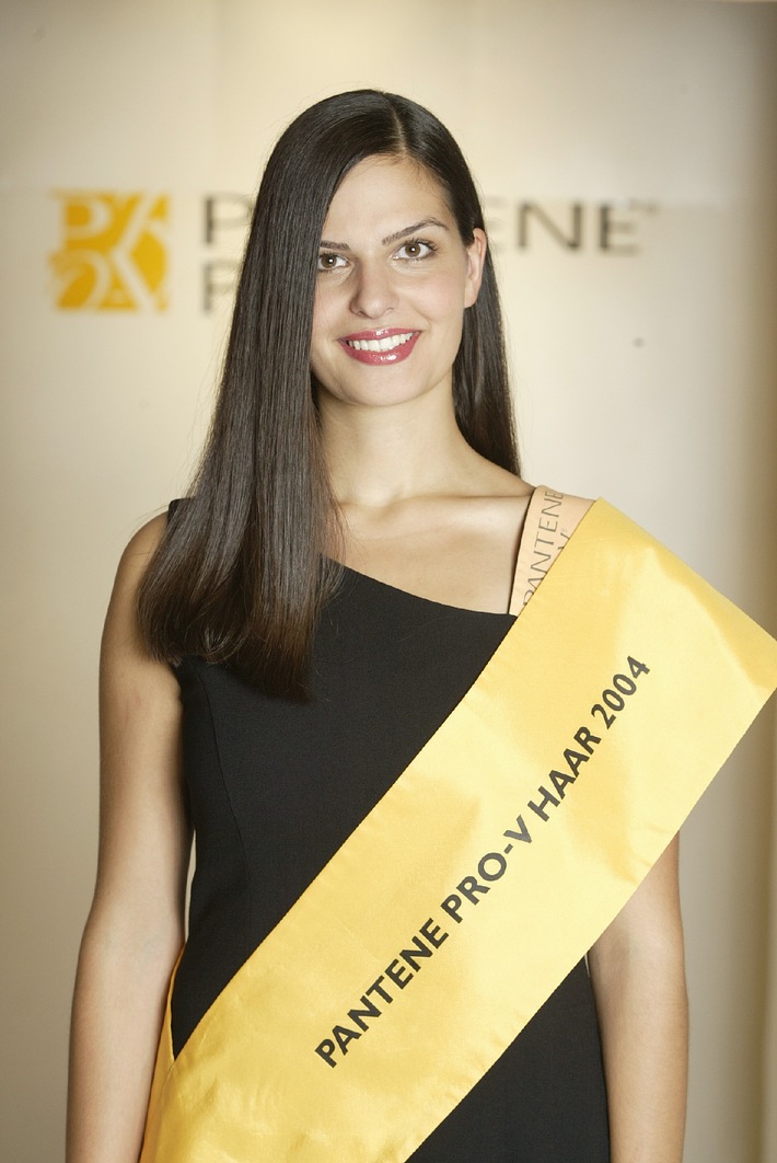 Endlich - Die Siegerin steht fest: Seline Kaserouni aus Stuttgart hat das &quot;Pantene Pro-V Haar 2004&quot;