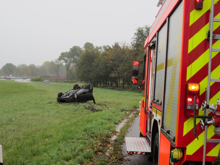 FW-MH: PKW überschlägt sich in Autobahnausfahrt der A40