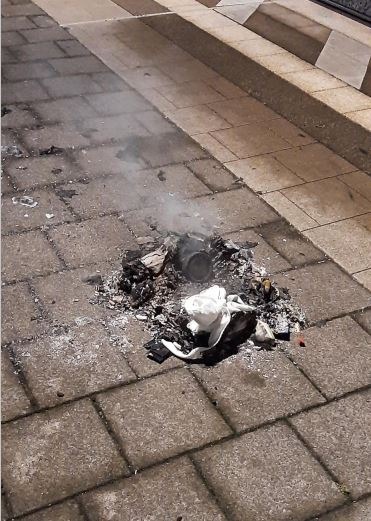BPOL-KS: Unbekannte Person legt Feuer am Bahnhof Flieden - Zeugen gesucht!