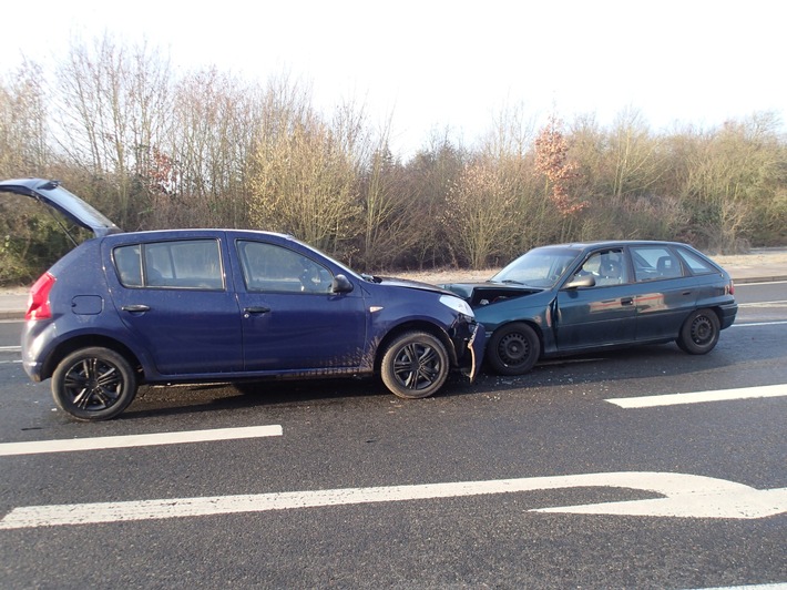 POL-PDKH: Verkehrsunfall: 
Frontalunfall auf der L235 zwischen Hargesheim und Rüdesheim mit 4 verletzten Personen (davon 2 Kleinkinder) und verletzten 2 Hunden