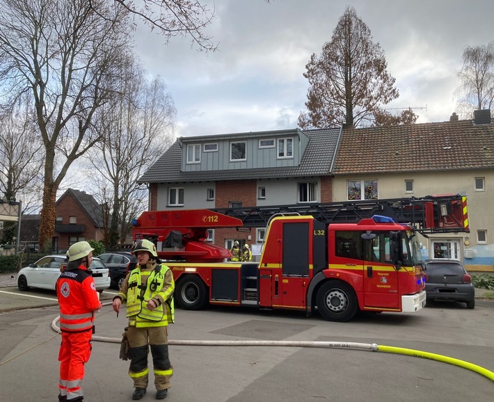 FW Grevenbroich: Zwei Verletzte nach Küchenbrand in Grevenbroich-Allrath