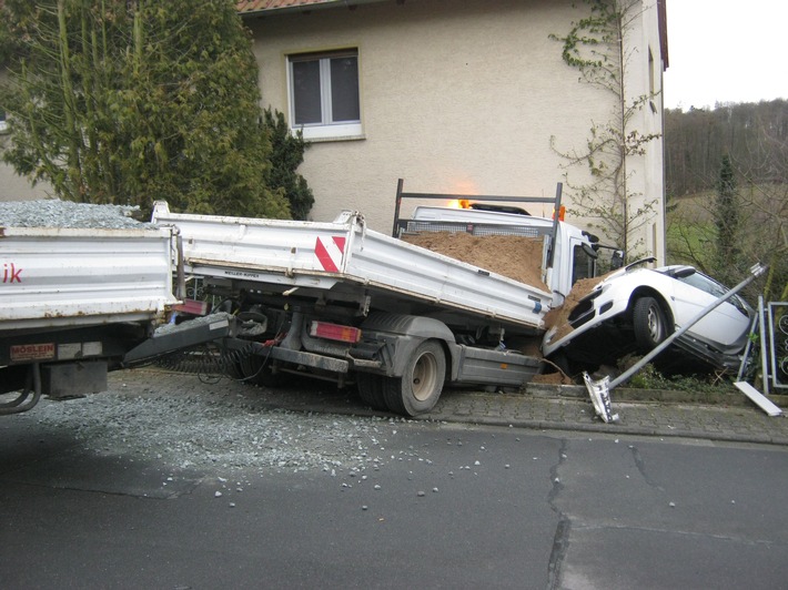 POL-DA: Modautal-Asbach: LKW durchbricht Hauswand / Hoher Schaden nach Unfall
