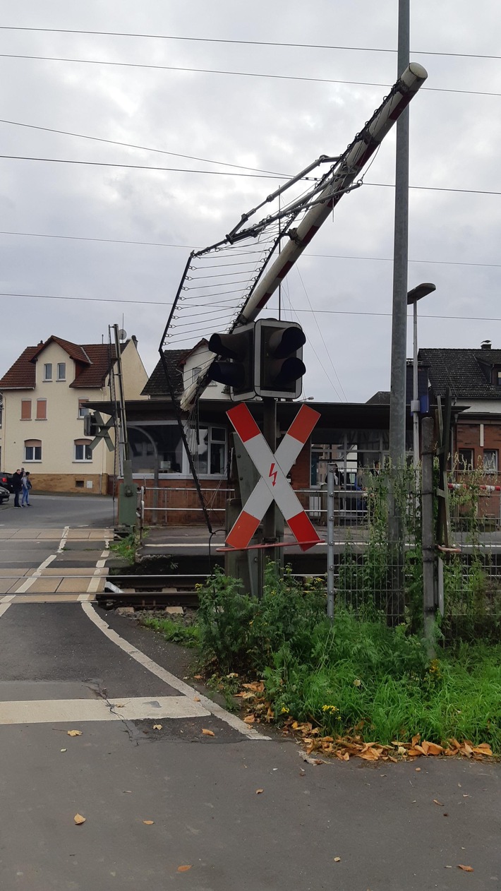 BPOL-KS: Kleintransporter reißt Schrankenbaum am Bahnübergang ab