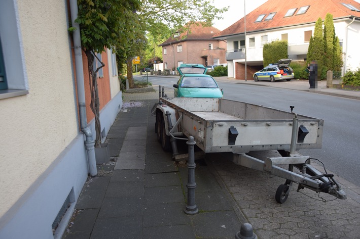 POL-HF: Verkehrsunfall mit Flucht - 
Silberner Golf rammt Anhänger und PKW