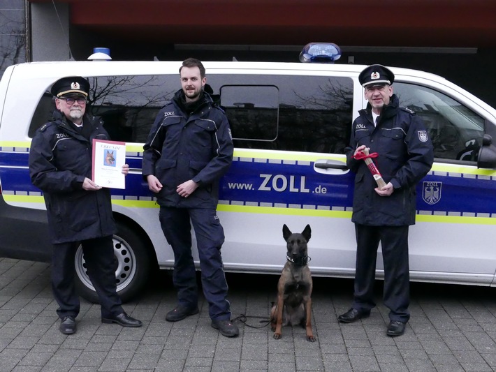 HZA-RO: Ehrung für Zollhund "Siri"