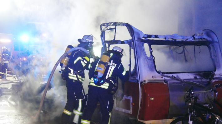 FW Celle: Wohnwagen brennt in voller Ausdehnung - Flammen drohen auf Gebäude überzugreifen!