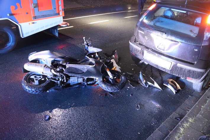 POL-HF: Zusammenstoß mit geparkten Pkw- Rollerfahrer leicht verletzt