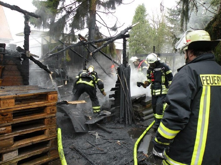 POL-NI: Gartenhütte brennt vollständig nieder