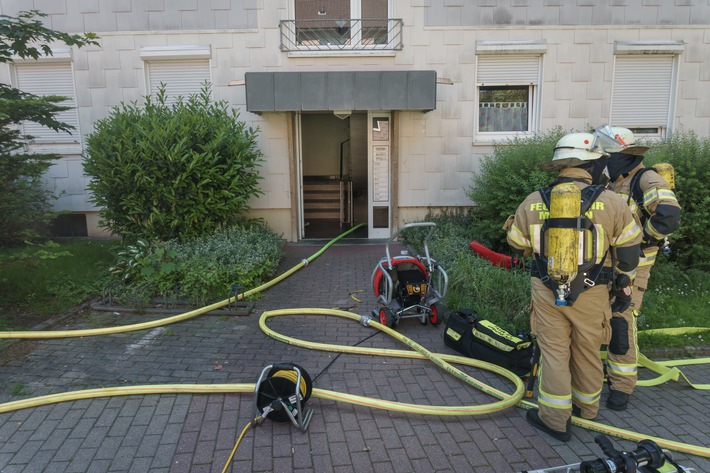 FW Menden: Großalarm für die Feuerwehr - Kellerbrand in einem Mehrfamilienhaus