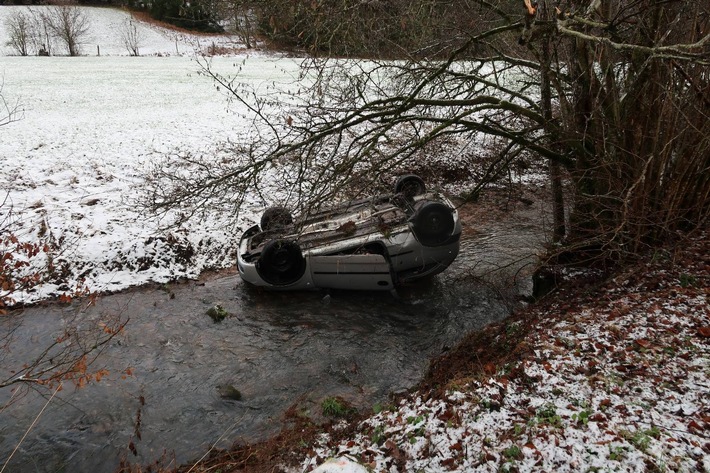 POL-FR: Steinen-Weitenau: Auto landet nach Überschlag im Klosterbach - Fahrerin leicht verletzt