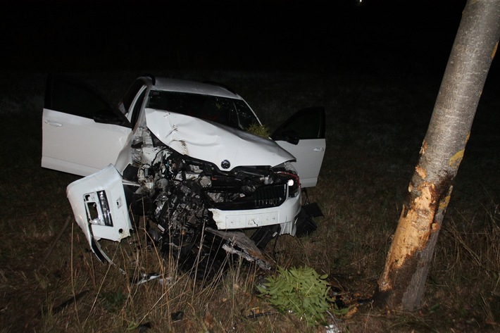 POL-SI: Fahrt unter Alkohol endet für 28-jährigen Autofahrer an einem Baum