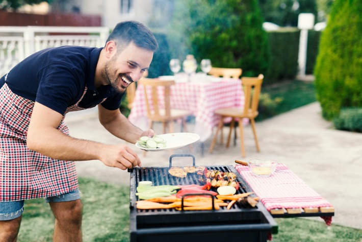 Aktuelle HEM-Studie beweist: Auf dem Grillteller wird es bunt / Zuhause oder unterwegs - ganz Deutschland grillt