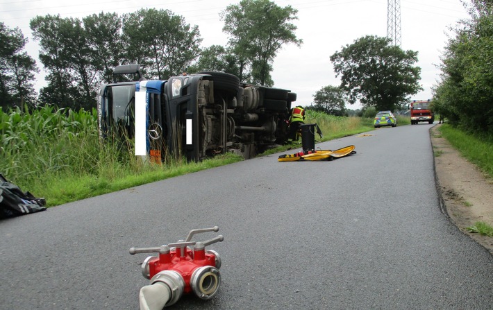 POL-WHV: Verkehrsunfall in Zetel - Lkw geriet auf Berme und blieb seitlich an einem Feld liegen - Straßensperrung wird voraussichtlich bis in die Abendstunden andauern (mit Bild)