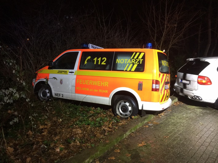 FW-MH: Heftiges Glatteis. Auch Notarzteinsatzfahrzeug rutscht in ein Gebüsch.