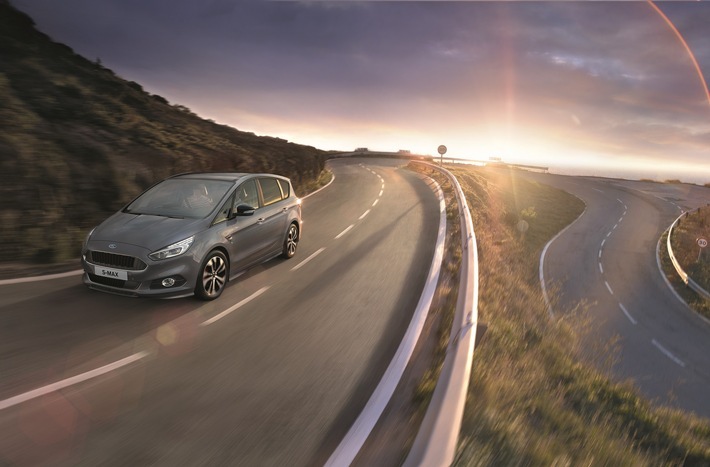 Für die Ausstattungsversion "ST-Line" des geräumigen Sport-Vans Ford S-MAX ist ab sofort auch ein neues "Styling-Paket in Slate-Grau" lieferbar. Markanteste äußere Kennzeichen sind die Außen-Lackierung in Slate-Grau, vier Leichtmetallräder 7,5 J x 18 mit glanzgedrehten Felgen im 10-Speichen-Design, rot lackierte Bremssättel (für die Diesel-Versionen) sowie Außenspiegel in schwarzer Kontrastfarbe. Darüber hinaus ist ein Body-Styling-Kit ebenfalls Bestandteil des neuen Styling-Pakets. Dazu gehören glänzend schwarz lackierte Einfassungen der Nebelscheinwerfer, ein Kühlergrill in speziellem Waben-Design, jeweils spezielle Front- und Heckschürze, ein hinterer Diffusor sowie in Wagenfarbe (Slate-Grau) lackierte Seitenschweller. Weiterer Text über ots und www.presseportal.de/nr/6955 / Die Verwendung dieses Bildes ist für redaktionelle Zwecke honorarfrei. Veröffentlichung bitte unter Quellenangabe: "obs/Ford-Werke GmbH"