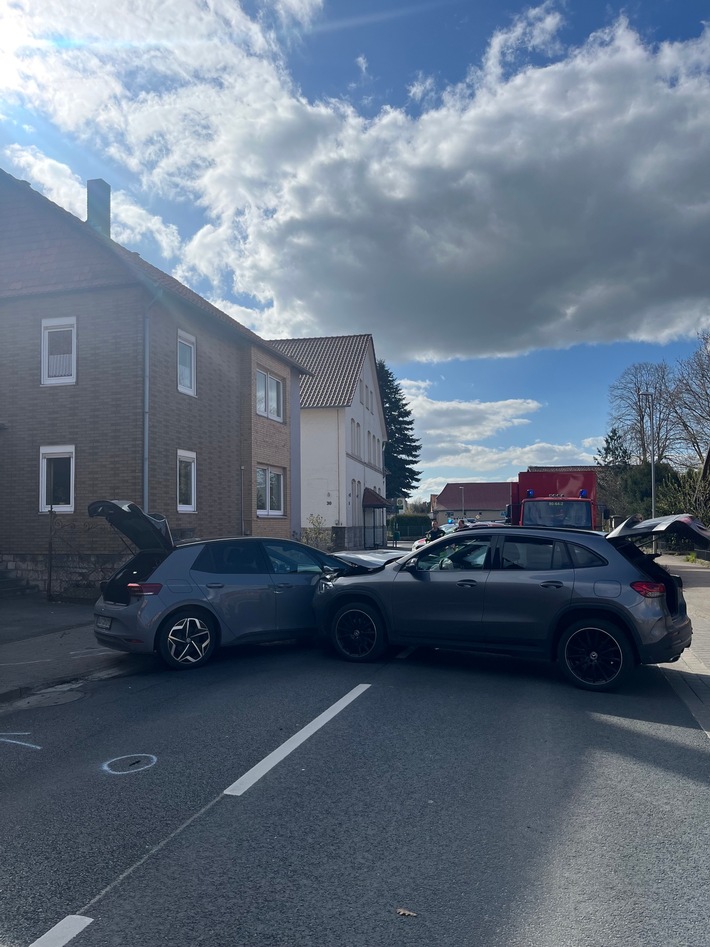 POL-HI: Verkehrsunfall fordert drei schwerverletzte Personen und hohen Sachschaden