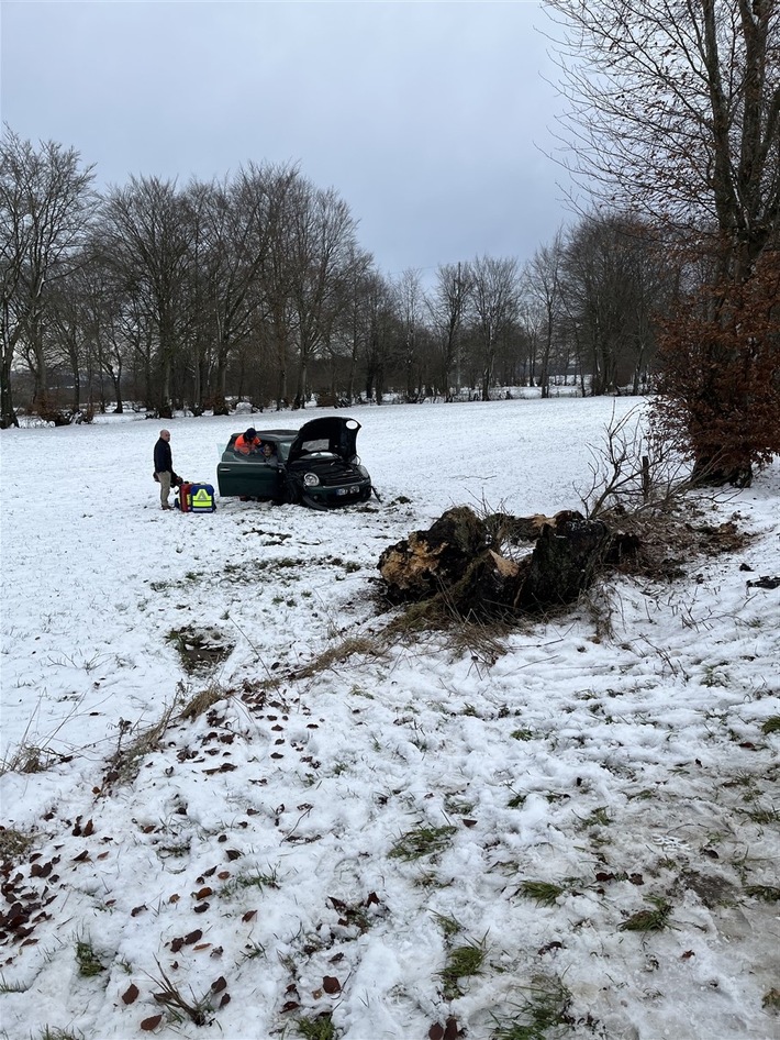 POL-AC: Verkehrsunfall: Auto landet im Feld