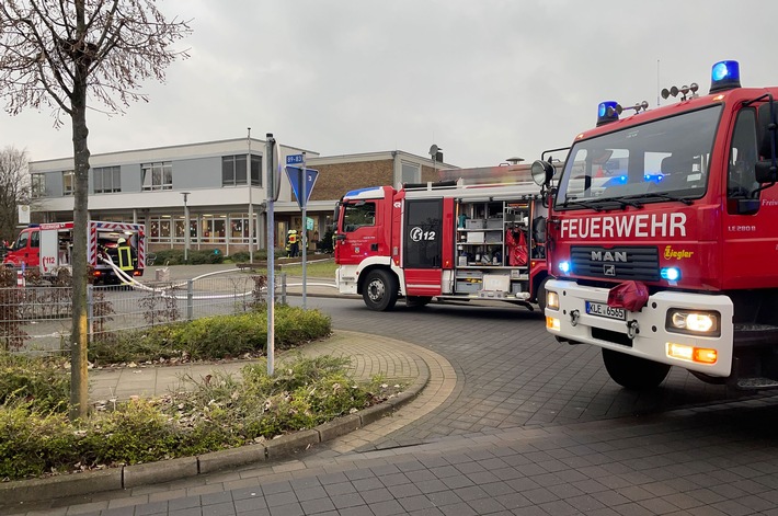 FF Goch: Schulgebäude nach Kellerbrand nicht nutzbar / Paralleleinsatz auf der Bundesstraße 9
