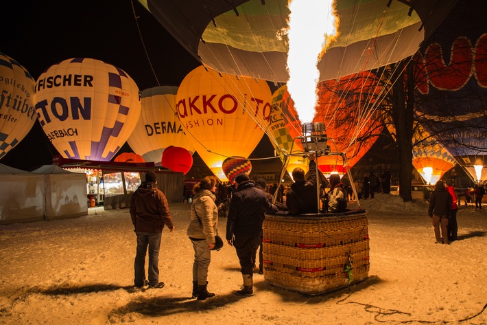 Mit Flüssiggas den Winterhimmel erobern / Heißluftballonausflüge und -festivals: ein beliebtes Vergnügen auch in der kalten Jahreszeit