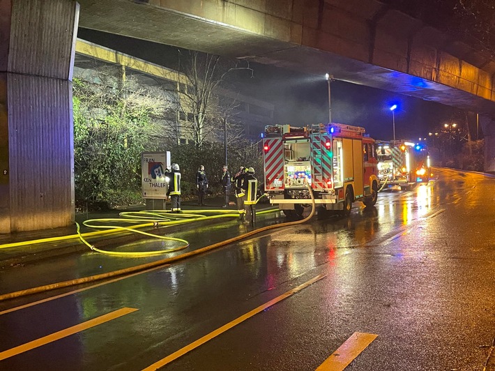 FW-E: Zwei PKW brennen in einem Parkhaus in Essen, keine Verletzten