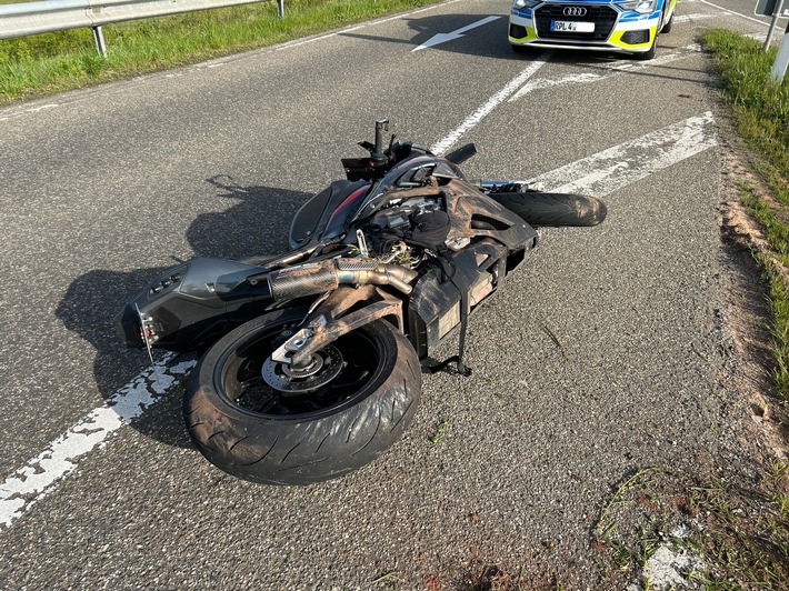 POL-PDKL: Motorradfahrer stürzt im Kurvenbereich...