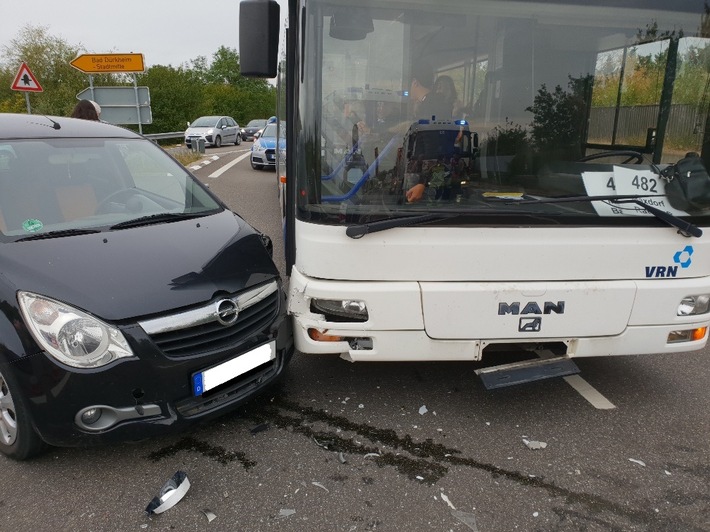 POL-PDNW: Verkehrsunfall- Vorfahrt missachtet und mit Schulbus kollidiert