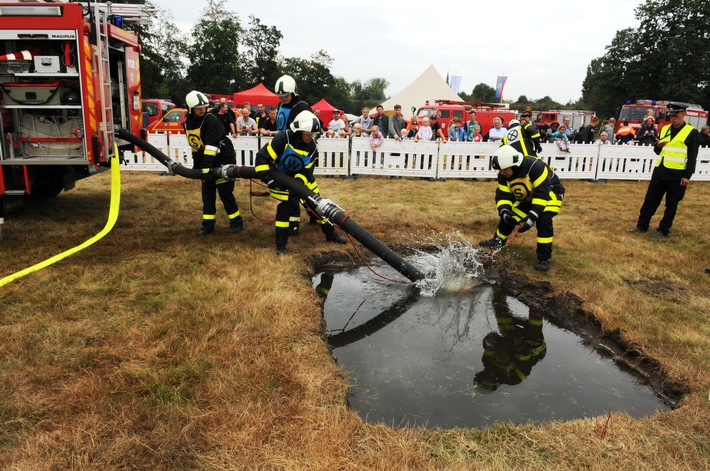 FW-Dorsten: Leistungsnachweis der Feuerwehren im Kreis Recklinghausen am Lippspieker in Haltern am See