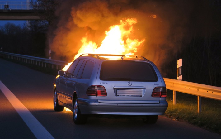 POL-DEL: Autobahnpolizei Ahlhorn: Fahrzeugbrand auf der Autobahn 28 in der Gemeinde Hatten