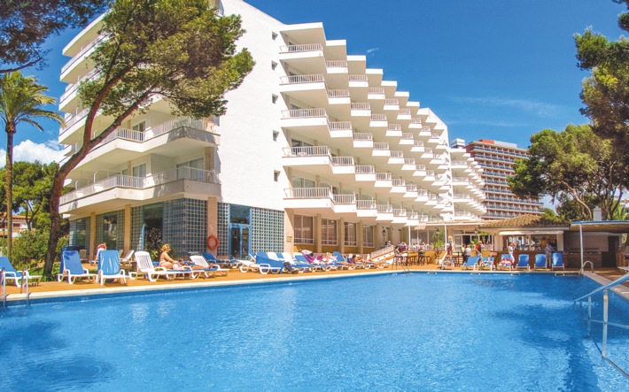 alltours baut sein Winterangebot in den Ganzjahreszielen Mallorca und Türkei deutlich aus / Erstmals auch Kooperation mit RIU Hotelkette auf den Balearen