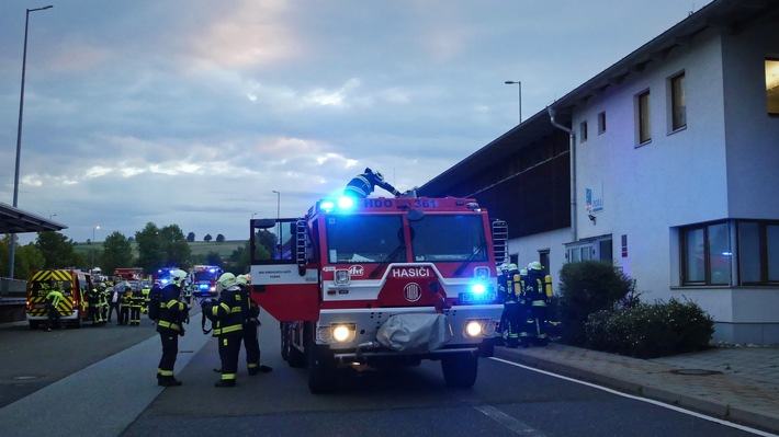 HZA-R: Großangelegte Feuerwehrübung am Zollamt in Furth im Wald