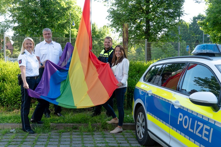 POL-GOE: Polizeidirektion Göttingen hisst LSBTIQ-Flagge anlässlich des Internationalen Tages gegen Homo-, Bi-, Inter- und Transphobie (IDAHOBIT) am 17. Mai