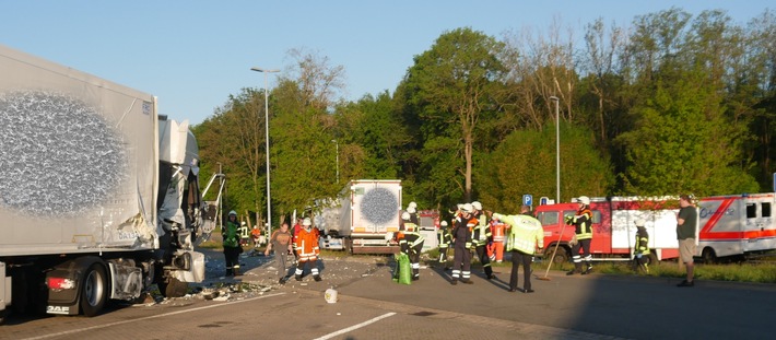 POL-ROW: LKW verunfallt auf Autobahnparkplatz - Zwei Verletzte und hoher Sachschaden