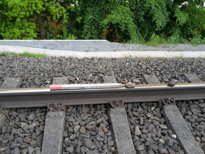 BPOL-BadBentheim: Steine und Holzpfähle auf Bahngleise gelegt / Intercity muss Schnellbremsung einleiten