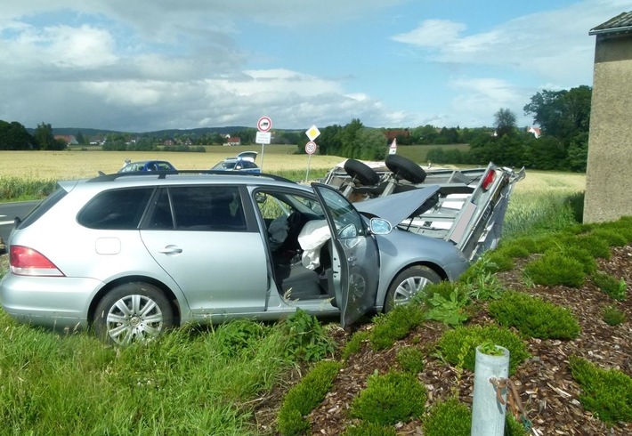 POL-MI: Auto kollidiert mit Anhänger