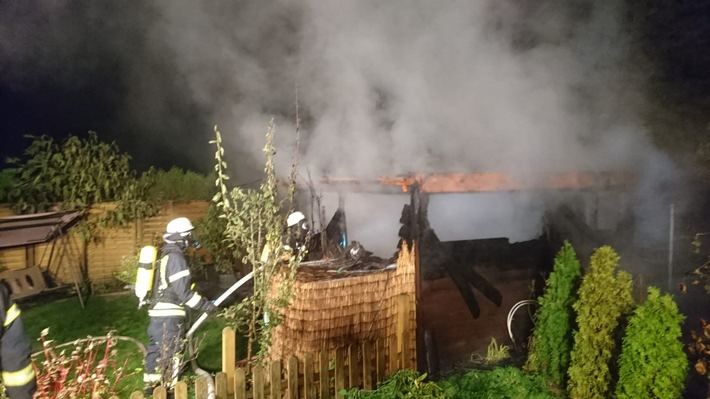 FW-Schermbeck: Gartenhausbrand in Schermbeck