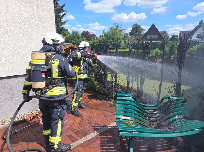FW Datteln: Brennende Hecke löst Großalarm aus