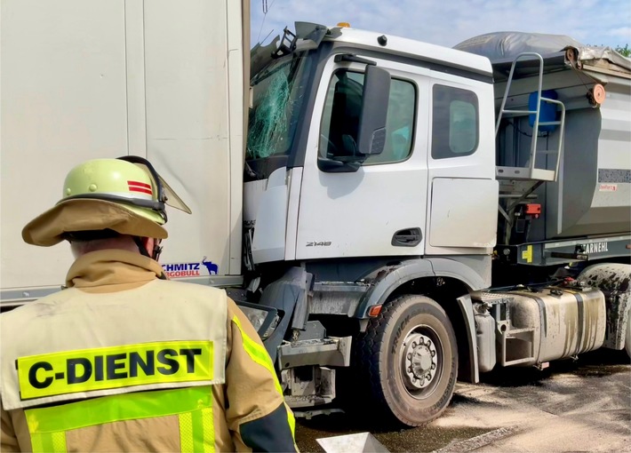 FW-GLA: Verkehrsunfall mit zwei LKW auf der BAB2