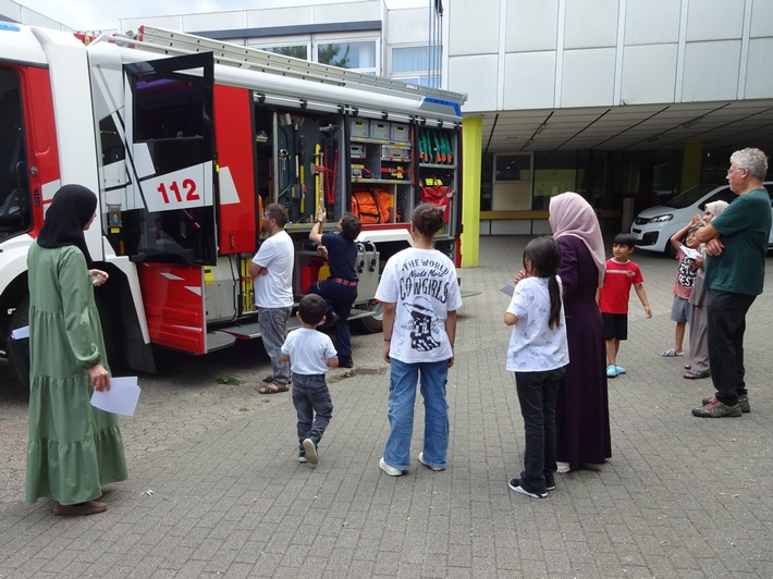 FW-KA: "Die Feuerwehr stellt sich vor - denn die Feuerwehr ist für Alle da"