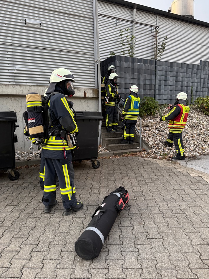 FW-EN: Co2-Austritt in Discounter - ein Mitarbeiter leicht verletzt